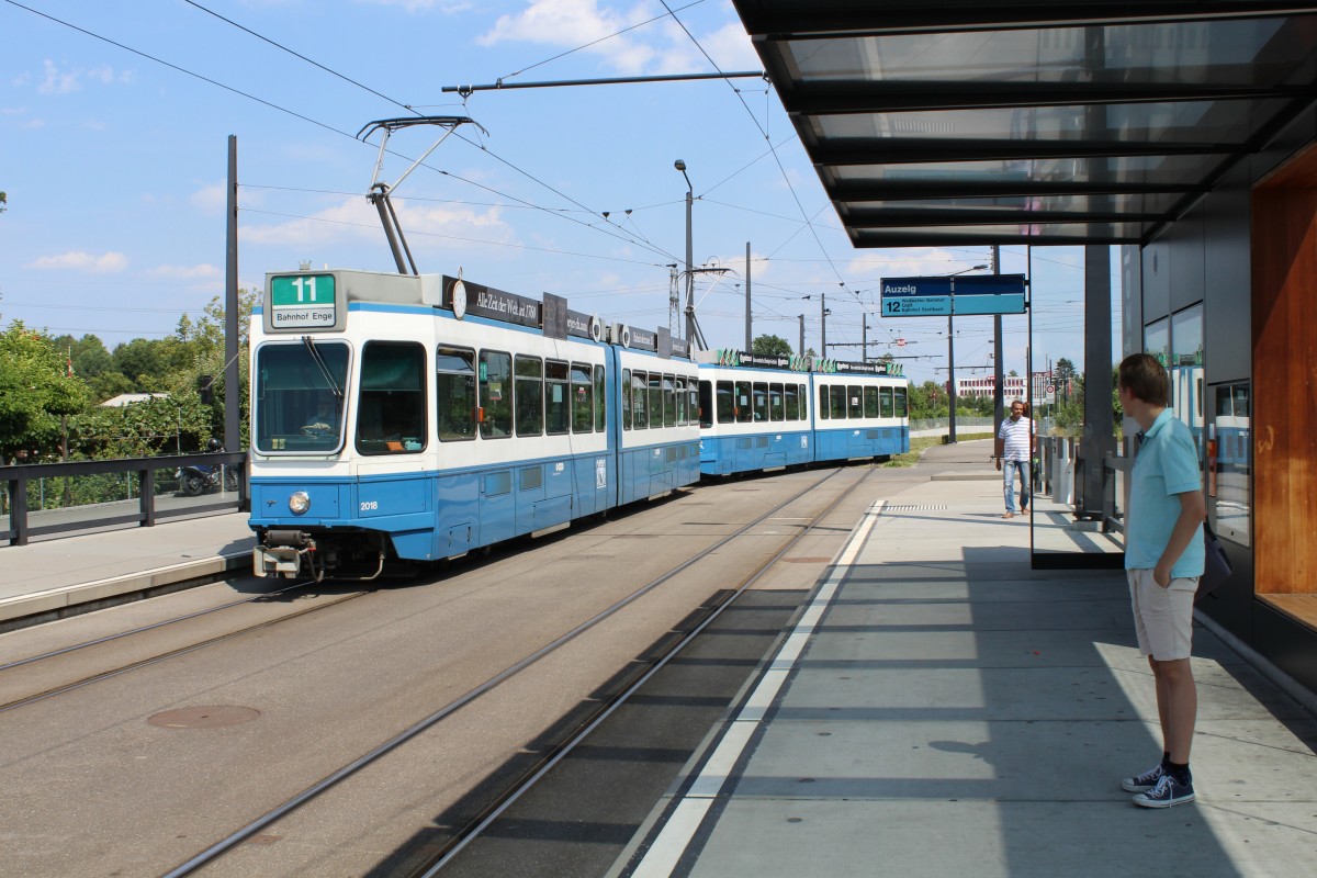 Zürich VBZ Tram 11 (SWS/BBC Be 4/6 2018 + Be 4/6 2009) Auzelg am 11. Juli 2015.