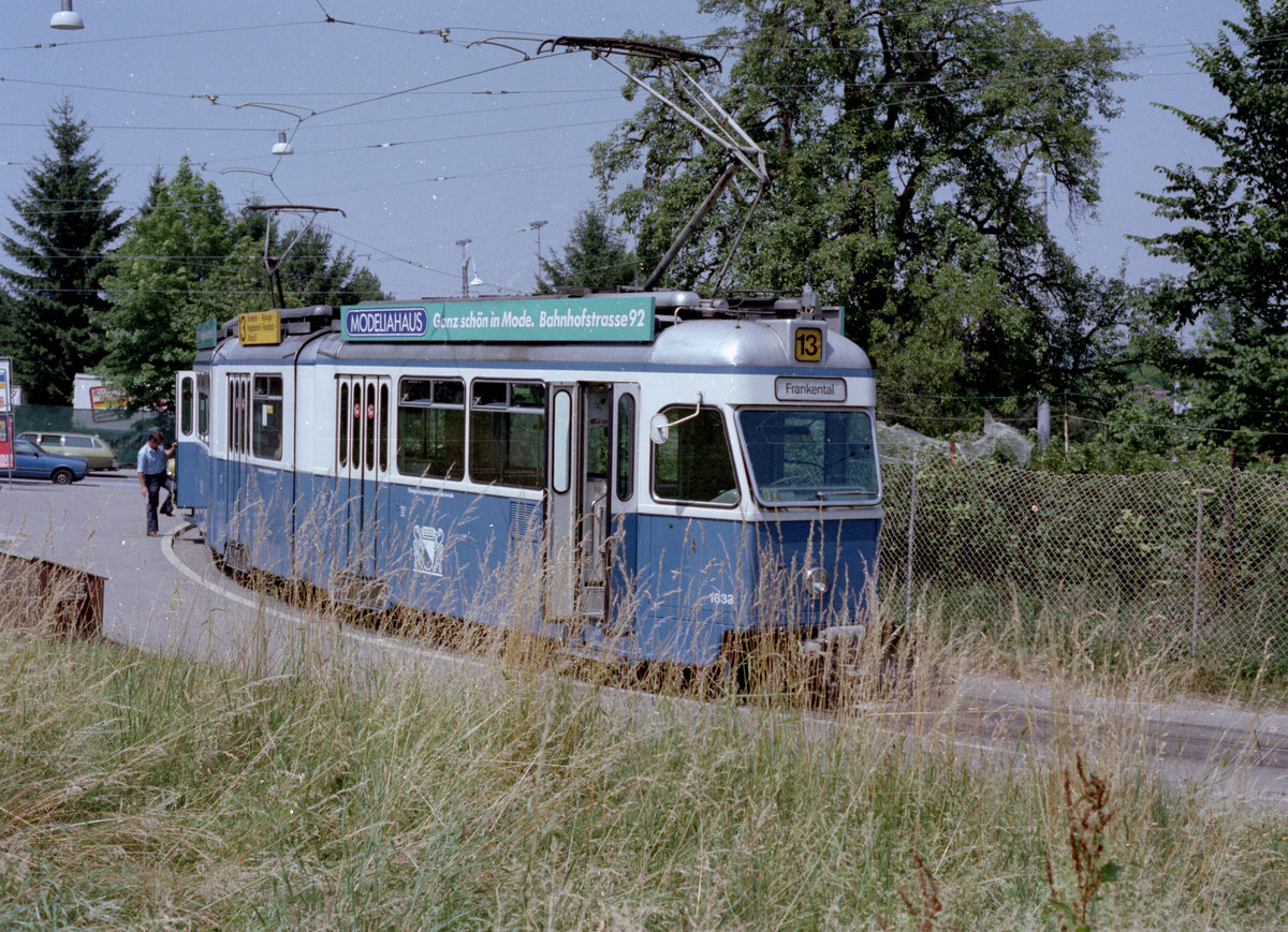 Zürich VBZ Tram 13 (SWS/BBC/SAAS Be 4/6 1633) Albisgütli, Uetlibergstrasse (Endstation Albisgütli) im Juli 1983. - Die Endstation der Tramlinie liegt schon am Stadtrand und am Fuss des Uetliberges, sozusagen fast schon in einem Naturgebiet, was die Aufnahme, die auch einige der umgebenden Pflanzen als bewusstes und durchdachtes  Mit-Motiv  (es wäre sehr leicht gewesen, das Gras zu vermeiden!) miteinbezieht, zeigen sollte. 
