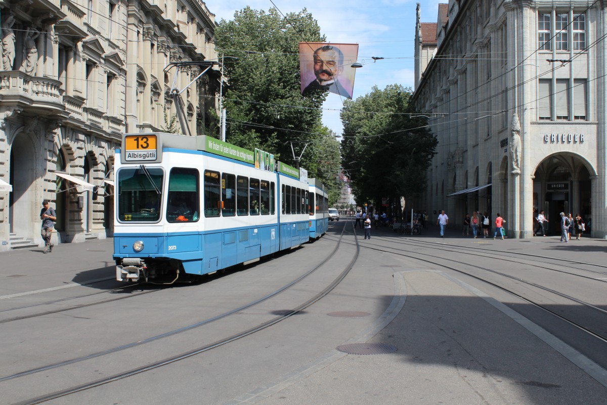 Zürich VBZ Tram 13 (SWS/SIG/BBC Be 4/6 2073 + SWS/BBC Be 4/6 2041) Bahnhofstrasse / Paradeplatz am 13. Juli 2015.