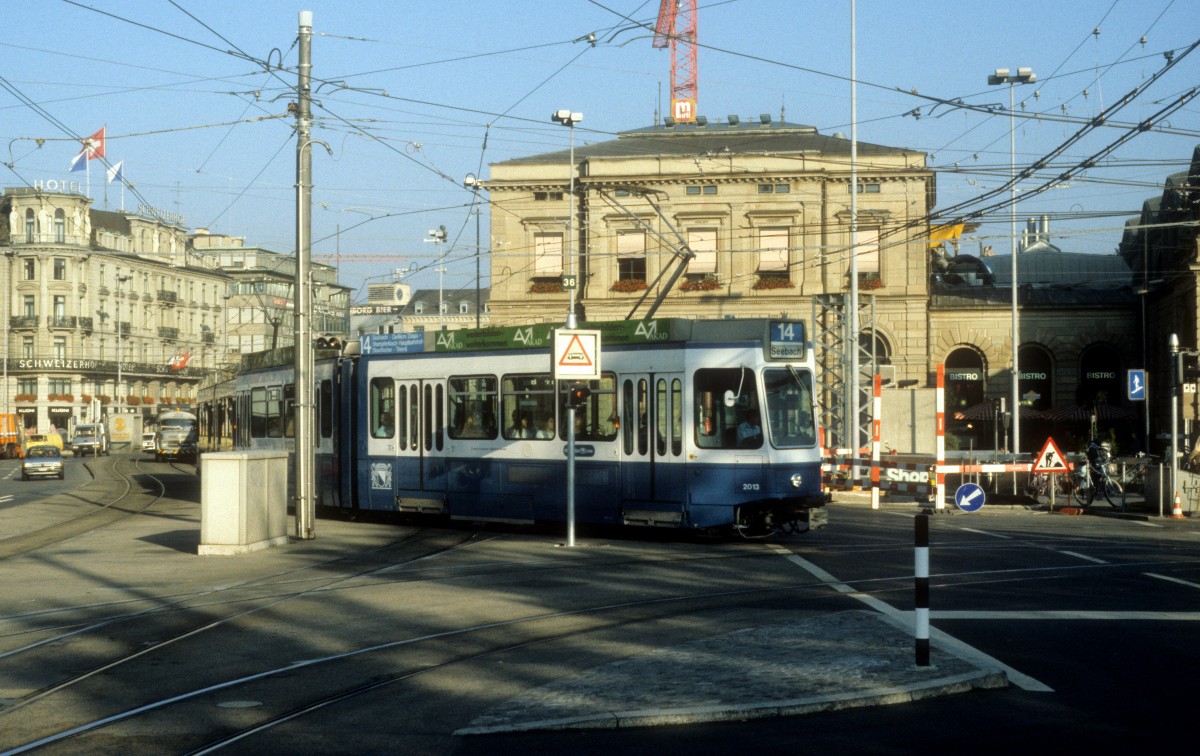 Zrich VBZ Tram 14 (Be 4/6 2013) Bahnhofquai am 20. Juli 1990.
