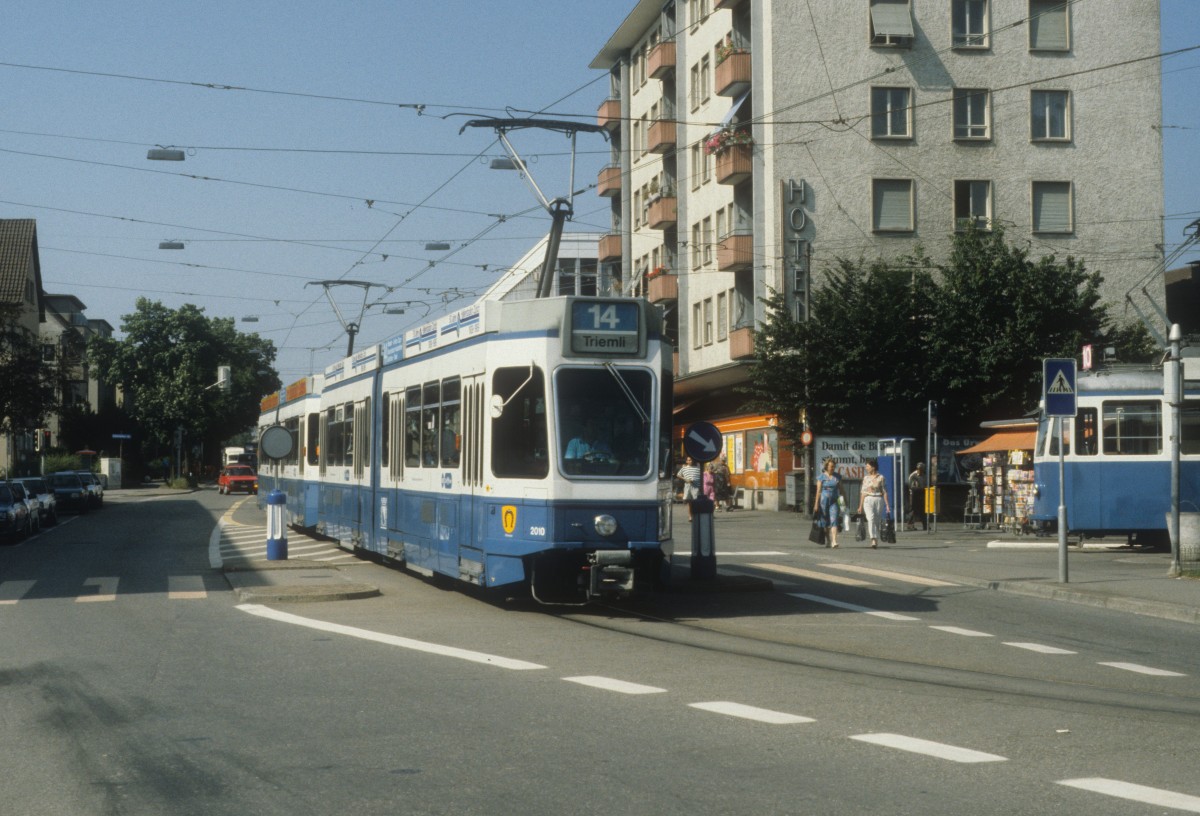 Zrich VBZ Tram 14 (Be 4/6 2010) Schaffhauserstrasse / Seebach am 20. Juli 1990.