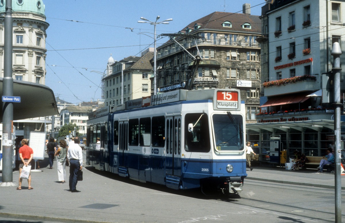 Zrich VBZ Tram 15 (Be 4/6 2065) Bellevueplatz am 20. Juli 1990.
