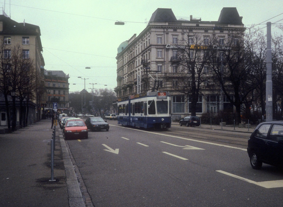 Zürich VBZ Tram 15 (Be 4/6 2056) Limmatquai im Februar 1994.