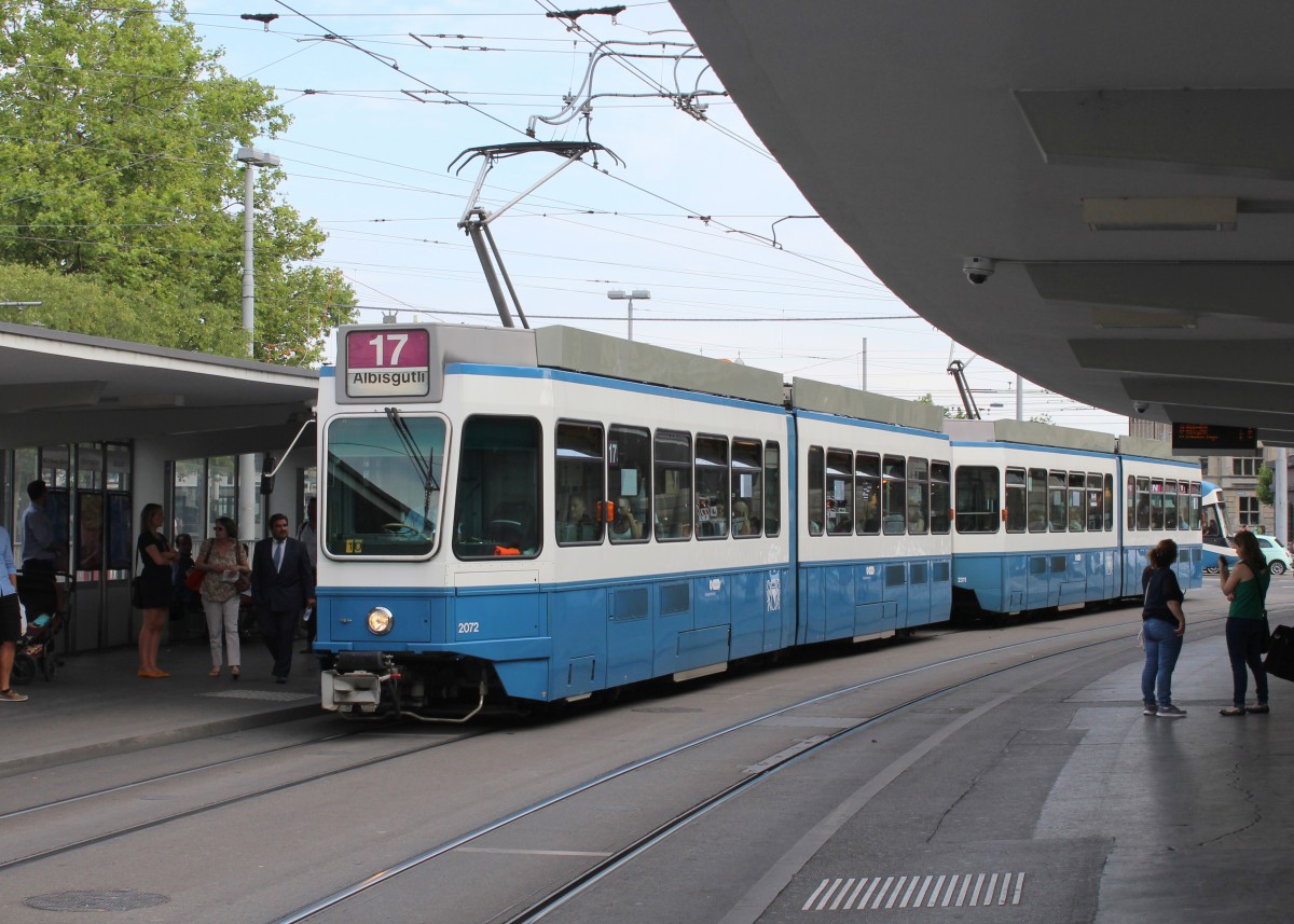 Zürich VBZ Tram 17 (SWP/SIG/BBC Be 4/6 2072 + SWS/BBC Be 4/6 2311) Bahnhofquai / Hauptbahnhof am 13. Juli 2015.