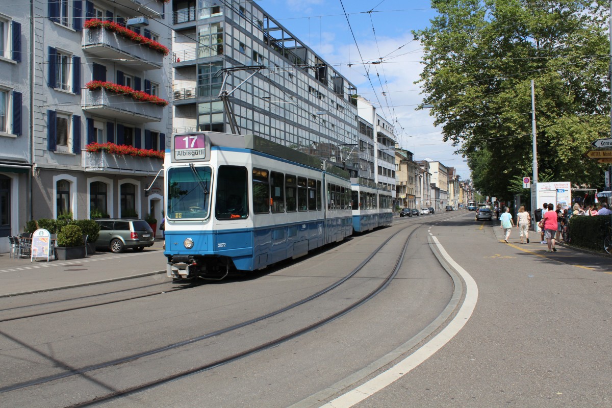 Zürich VBZ Tram 17 (SWP/SIG/BBC Be 4/6 2072 + SWS/BBC 2311) Limmatstrasse / Sihlquai am 13. Juli 2015.
