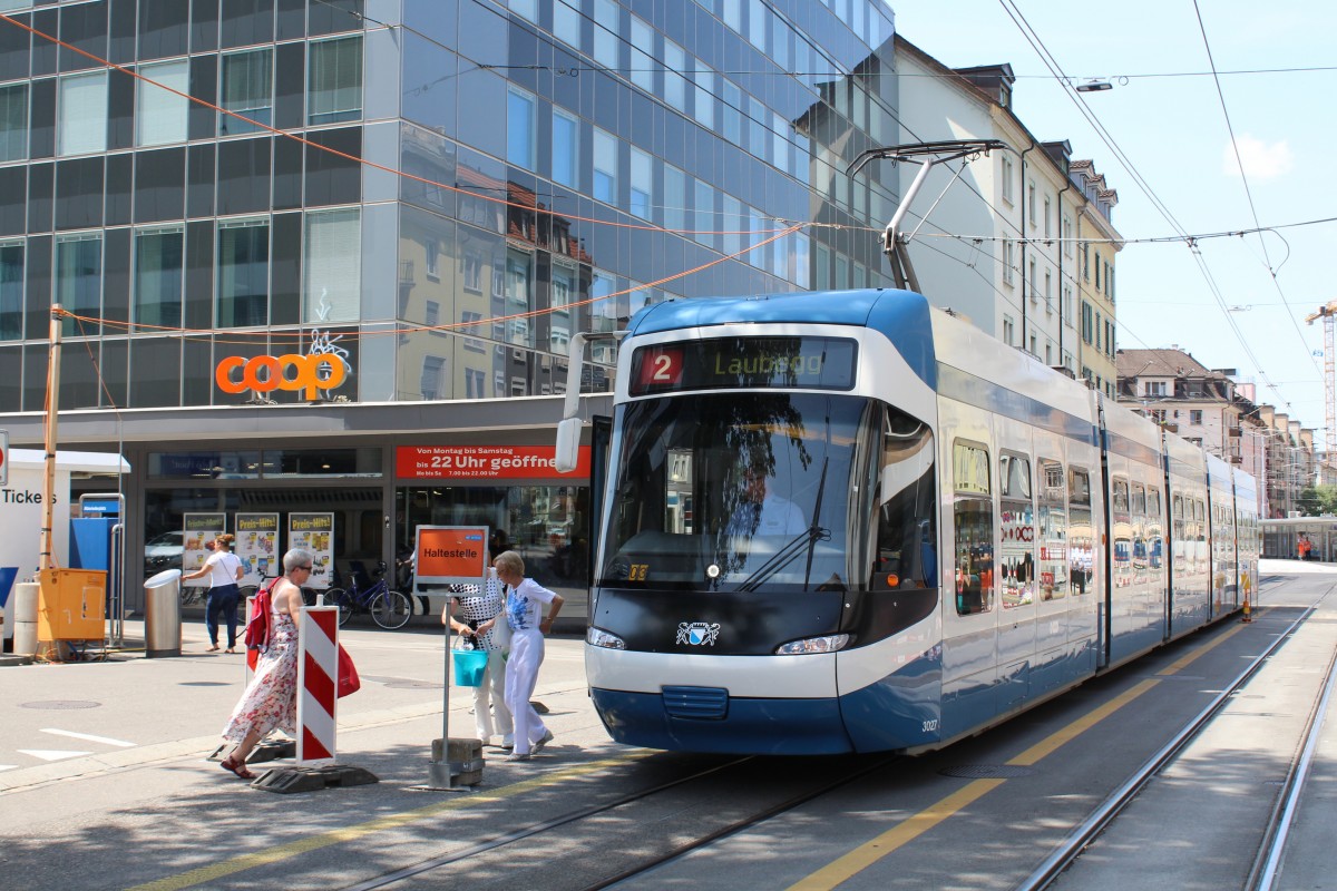 Zürich VBZ Tram 2 (Bombardier/Alstom Be 5/6 3027) Badenerstrasse / Albisriederplatz am 11. Juli 2015.