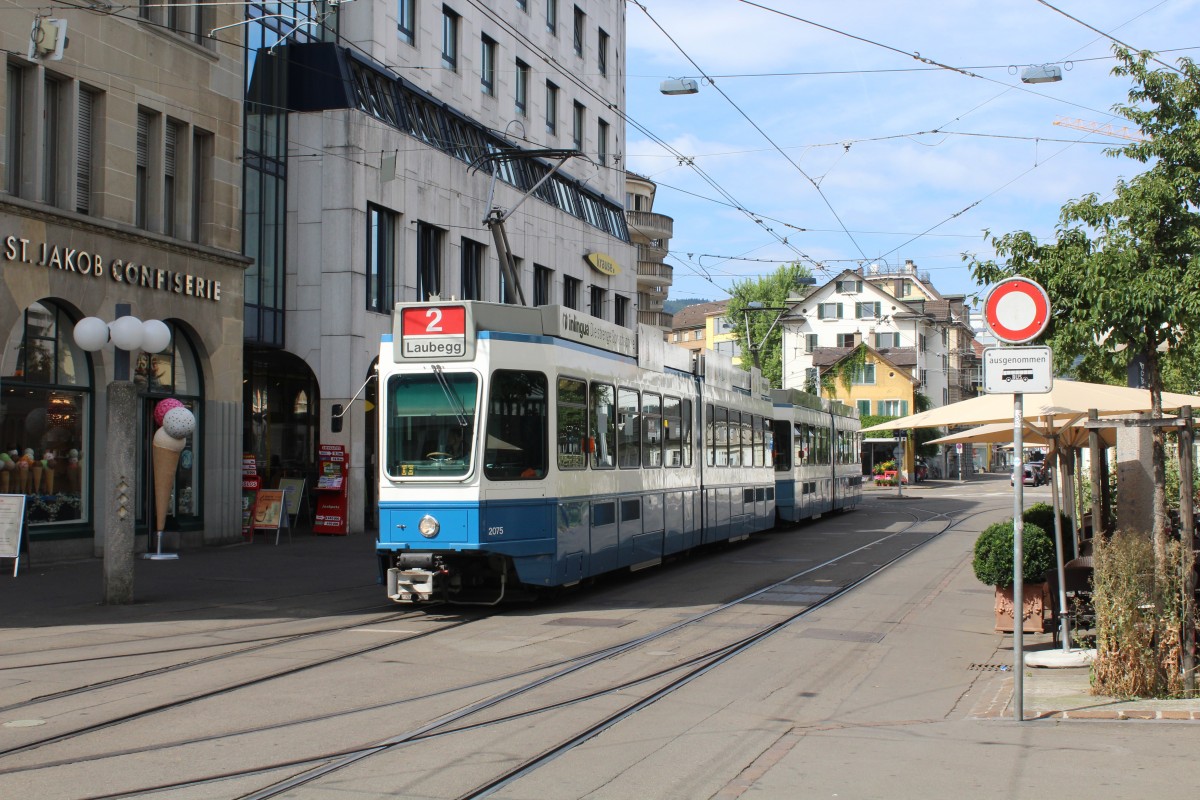 Zürich VBZ Tram 2 (SWP/SIG/BBC Be 4/6 2075) Badenerstrasse / Stauffacherstrasse am 13. Juli 2015.