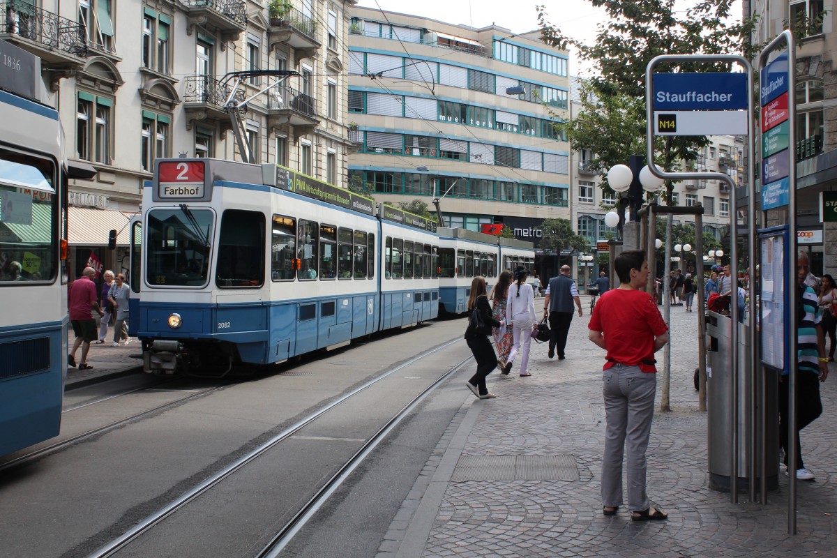 Zürich VBZ Tram 2 (SWP/SIG/BBC Be 4/6 2082 + SWS/BBC Be 4/6 2310) Stauffacher am 13. Juli 2015.