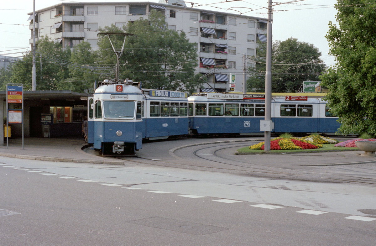 Zürich VBZ Tram 2 (SWS/BBC/SAAS Be 4/6 1664 + Be 4/6 1719) Altstetten, Badenerstrasse / Farbhofstrasse (Endstation Farbhof) im Juli 1983. - Scan von einem Farbnegativ. Film: Kodak Safety Film. Kamera: Minolta XG-1.