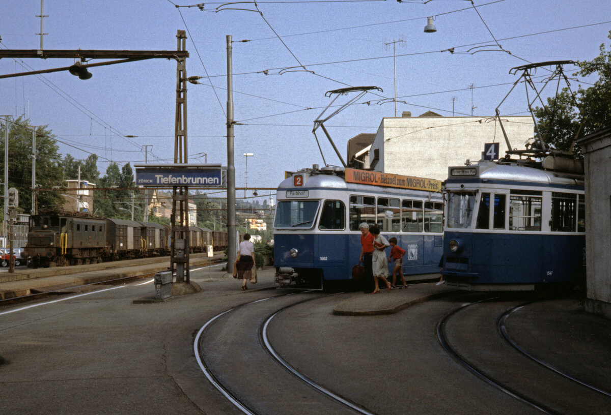 Zürich VBZ Tram 2 (SWS/BBC/SAAS-GT6 Be 4/6 1662) / Tram 4 (SWS/BBC-Be 4/4  1547) am SSB-Bf Tiefenbrunen im Juli 1983. - Scan eines Diapositivs. Film: Kodak Ektachrome 5076. Kamera: Leica CL.