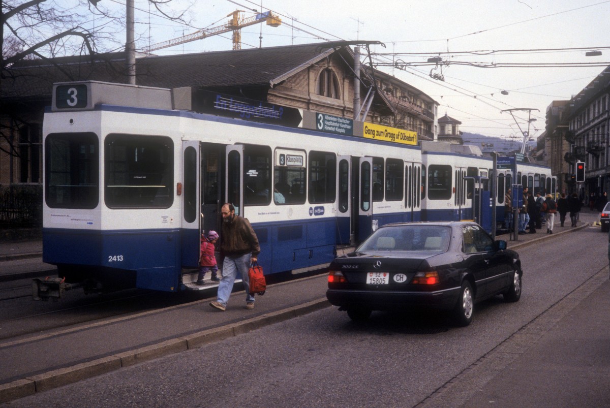 Zrich VBZ Tram 3 (Be 2/4 2413) Heimplatz im Februar 1994.