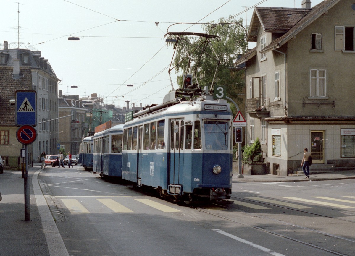 Zürich VBZ Tram 3 (SWS/MFO Be 4/4 1366) Asylstrasse am 14. Juli 1983. - Der Zug fährt in Richtung Klusplatz. - Scan von einem Farbnegativ.