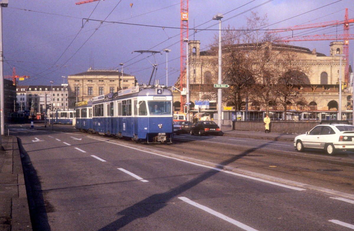 Zrich VBZ Tram 4 (Be 4/6 1687) Bahnhofbrcke im Februar 1994.