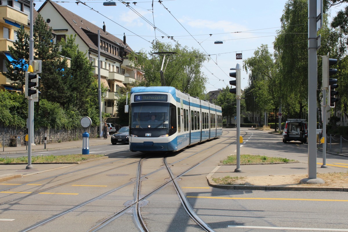 Zürich VBZ Tram 4 (Bombardier/Alstom Be 5/6 3010) Hofwiesenstrasse / Bucheggplatz am 11. Juli 2015.