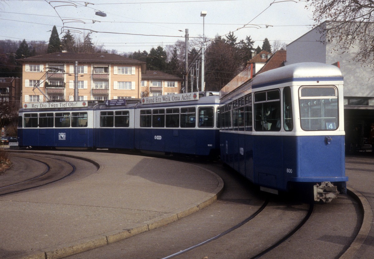 Zürich VBZ Tram 4 (FFA/SWP-B 800 + SIG/MFO/SAAS-Be 4/6 1690) Tiefenbrunnen am 18. Februar 1994.