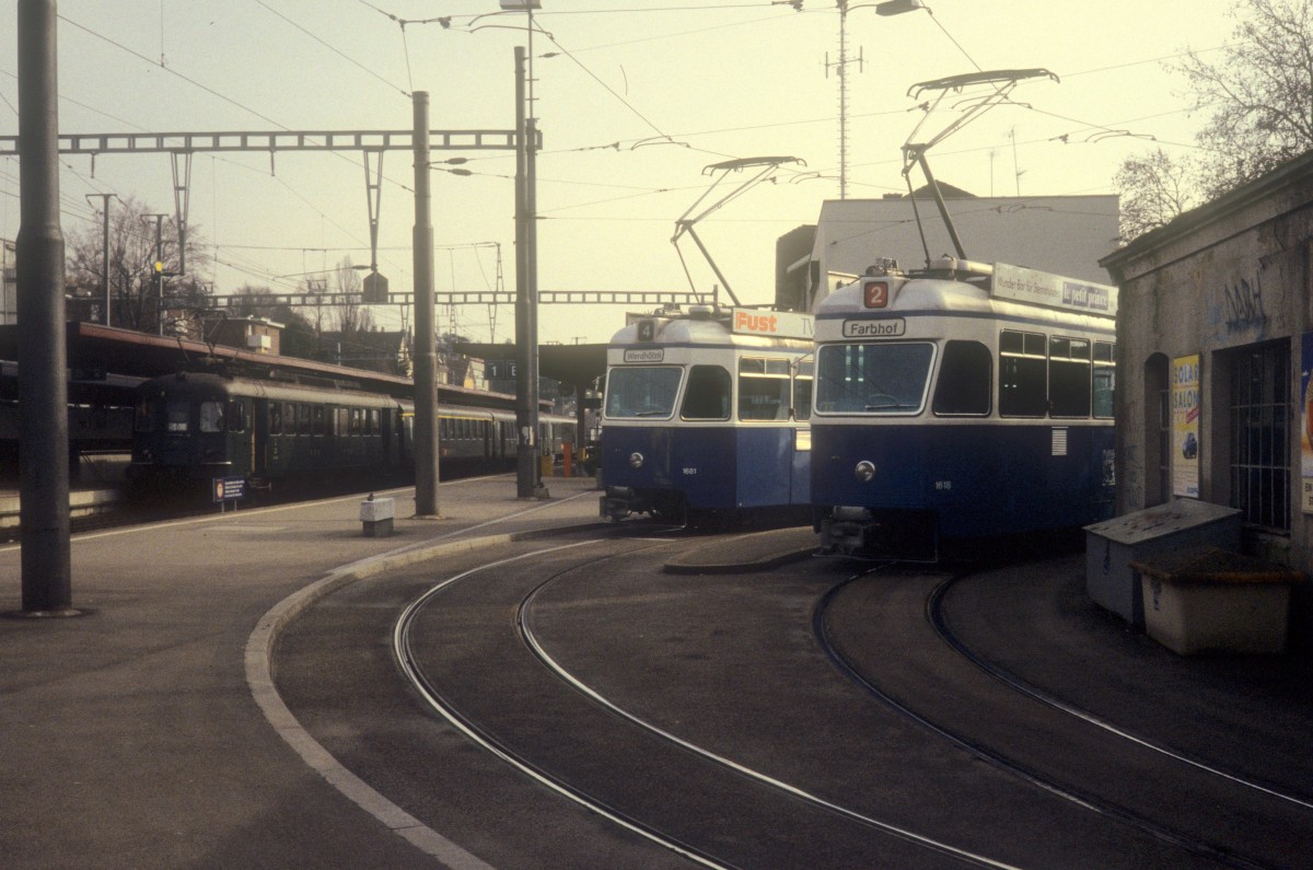Zürich VBZ Tram 4 (SIG/MFO/SAAS-Be 4/6 1681) / Tram 2 (SIG/MFO/SAAS-Be 4/6 1618) Tiefenbrunnen am 18. Februar 1994.