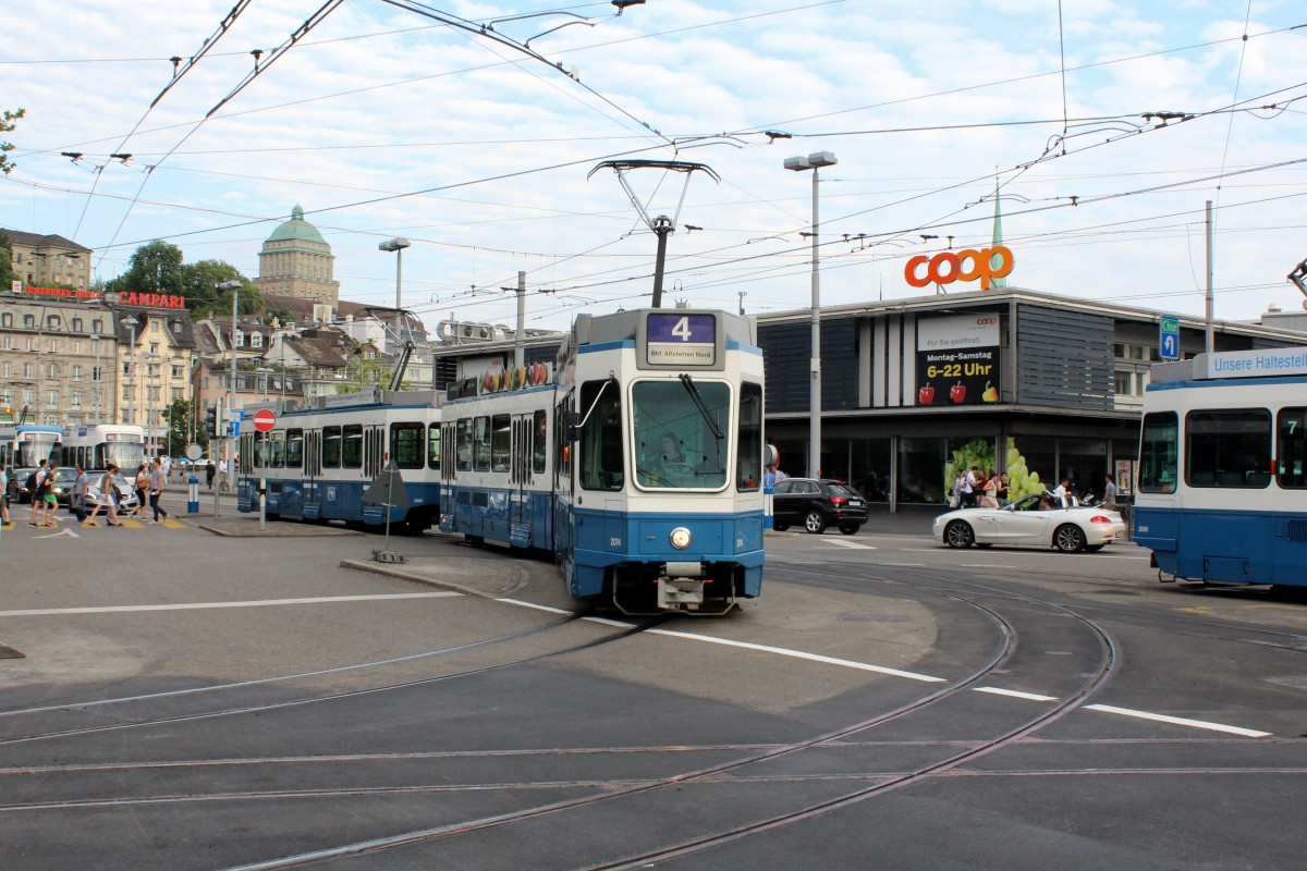 Zürich VBZ Tram 4 (SWP/SIG/BBC Be 4/6 2074 + SWS/SWP/BBC Be 2/4 2404) Bahnhofbrücke / Bahnhofquai am 13. Juli 2015.
