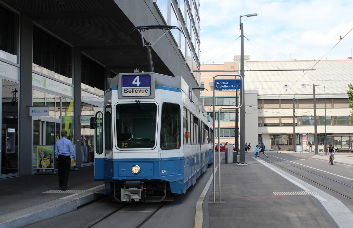 Zürich VBZ Tram 4 (SWP/SIG/BBC Be 4/6 2061) Hst. Bahnhof Altstetten Nord am 13. Juli 2015.