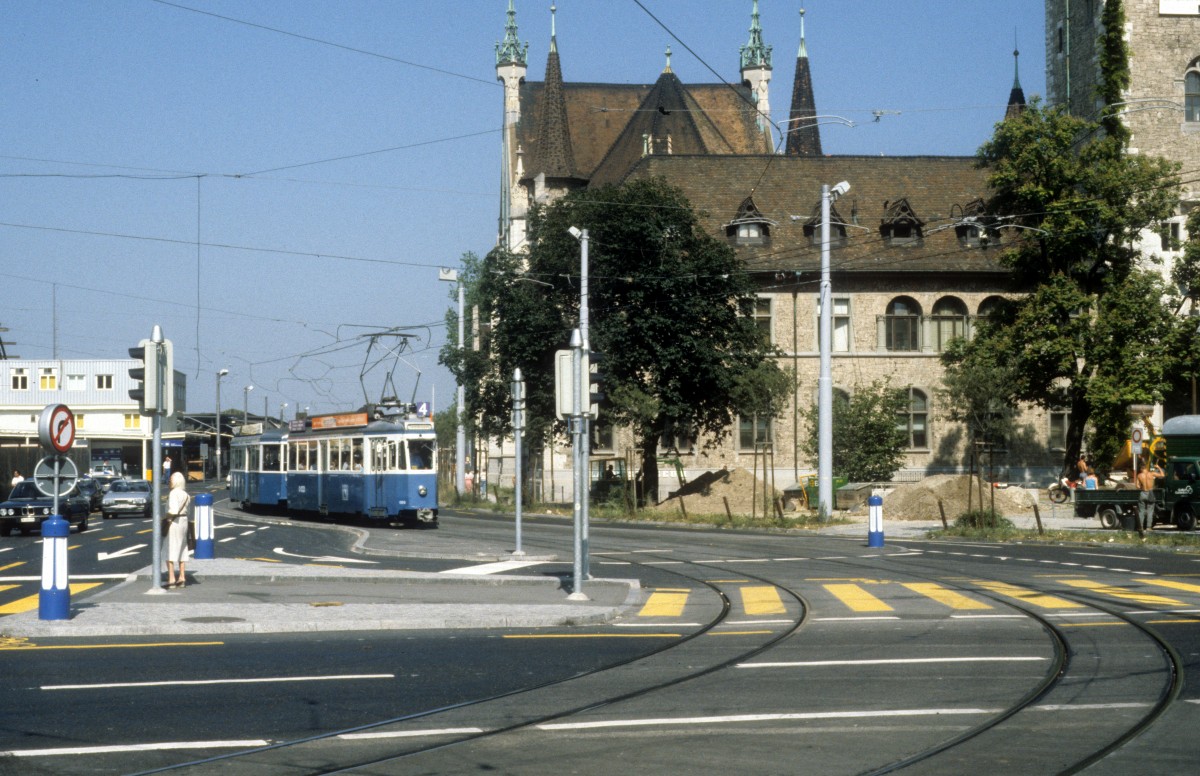 Zrich VBZ Tram 4 (SWS/MFO-Be 4/4 1360) Museumstrasse / Schweizerisches Landesmuseum am 20. Juli 1990.
