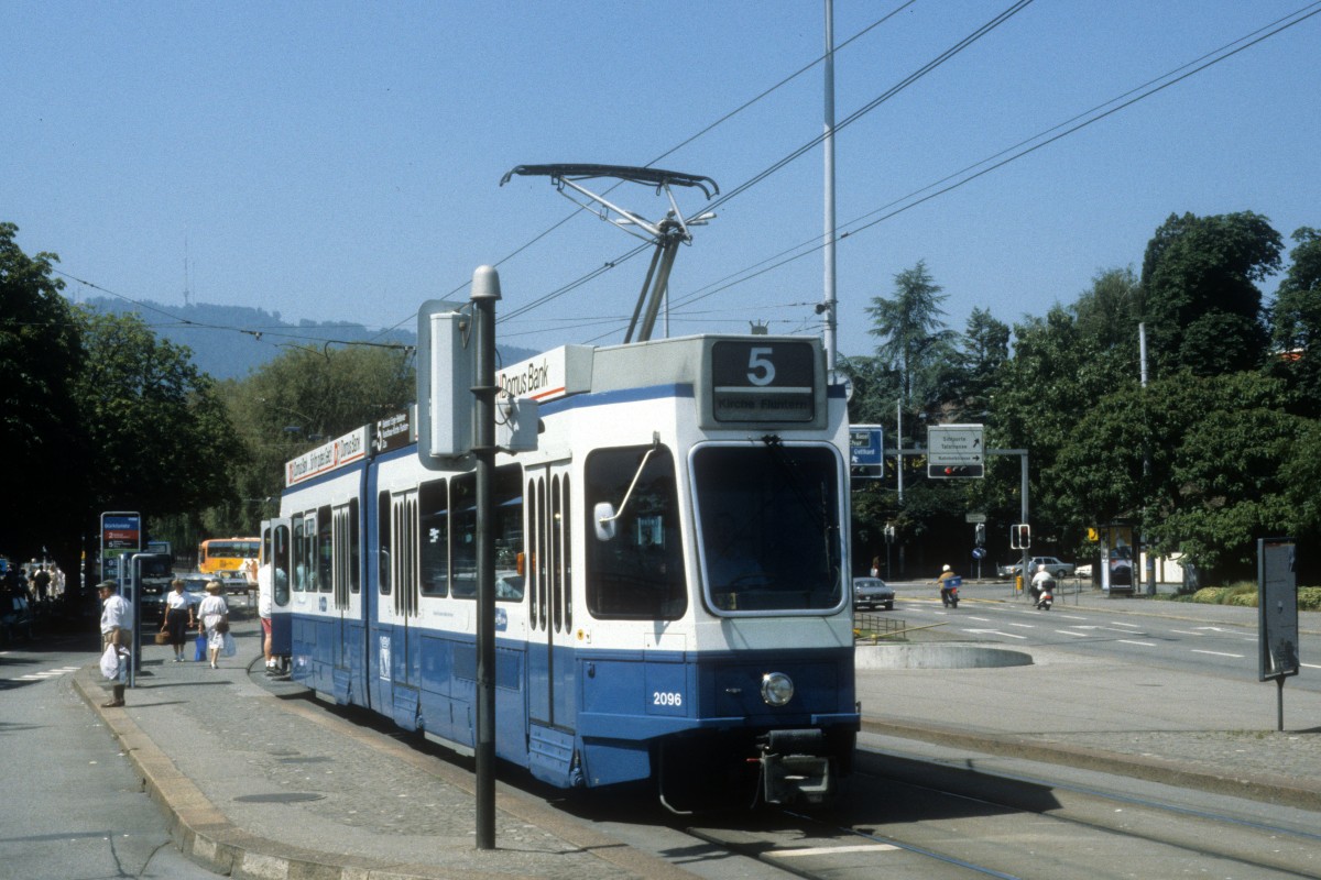 Zrich VBZ Tram 5 (SWP/SIG/BBC-Be 4/6 2096) Brkliplatz am 20. Juli 1990.