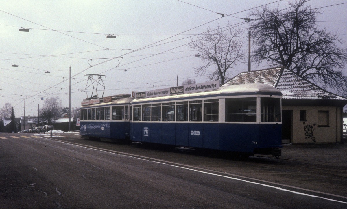 Zrich VBZ Tram 6 (B 744 + Be 4/6 1404) Zrichbergstrasse / Zoo im Februar 1994.