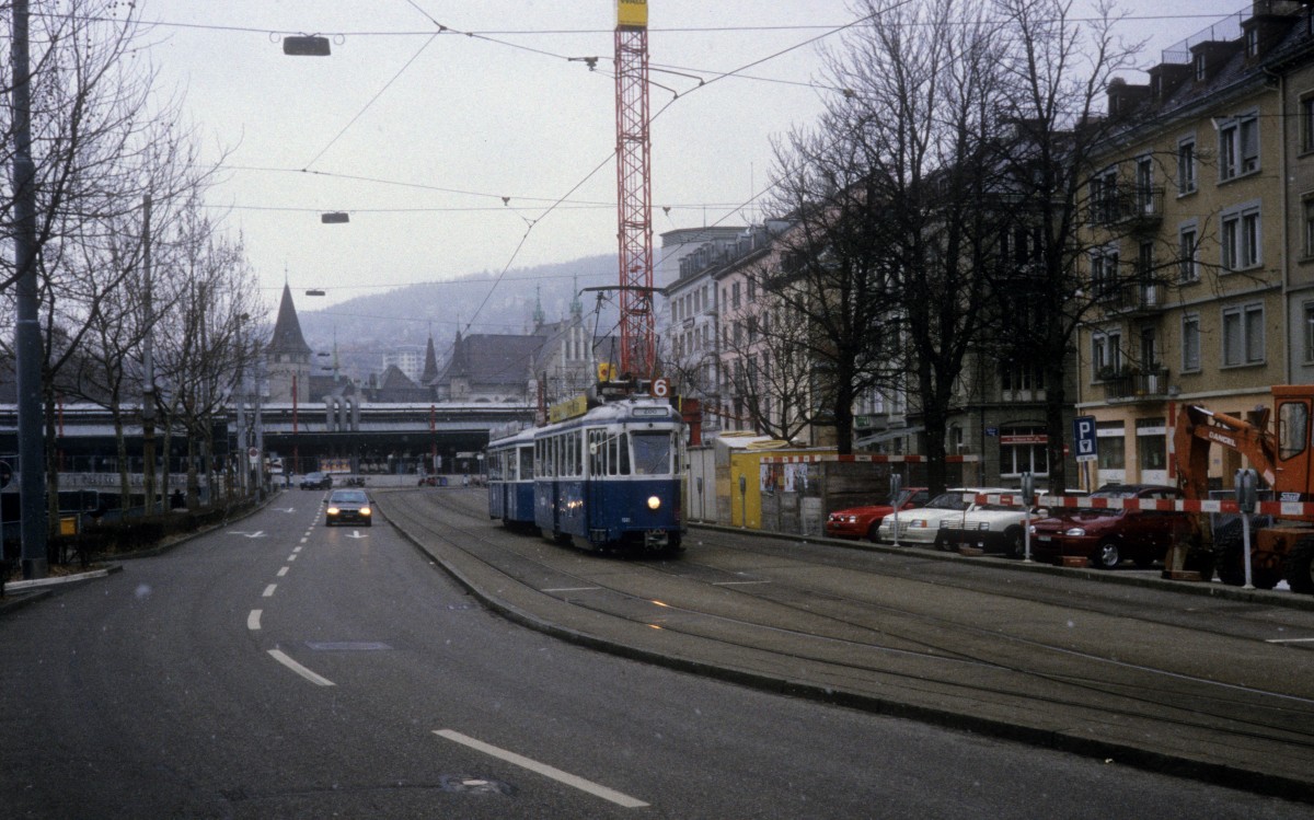 Zrich VBZ Tram 6 (Be 4/4 1393) Gessnerallee im Februar 1994.