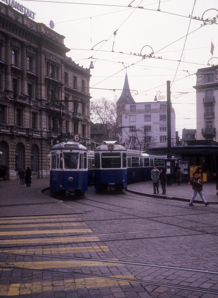 Zrich VBZ Tram 6 (Be 4/4 1395) / Tram 13 (Be 4/6 1602) Paradeplatz im Februar 1994. 