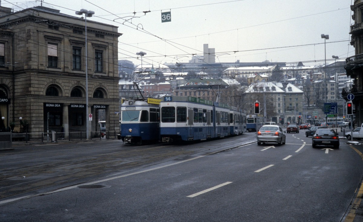 Zürich VBZ Tram 7 (Be 4/6 1668) / Tram 14 (Be 4/6 2307) Bahnhofplatz / Bahnhofquai am 6. März 2005. 