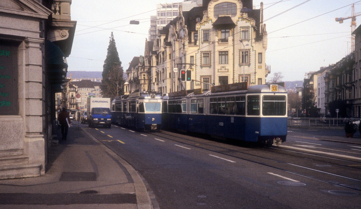 Zürich VBZ Tram 7 (SIG/MFO/SAAS-Be 4/6 1653) / Tram 13 (SIG/MFO/SAAS-Be 4/6 1710) Bleicherweg / Dreikönigstrasse am 18. Februar 1994.