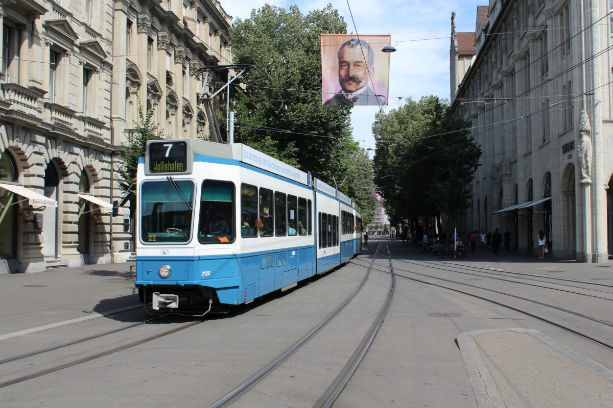 Zürich VBZ Tram 7 (SWP/SIG/ABB Be 4/8 2120) Bahnhofstrasse / Paradeplatz am 13. Juli 2015.