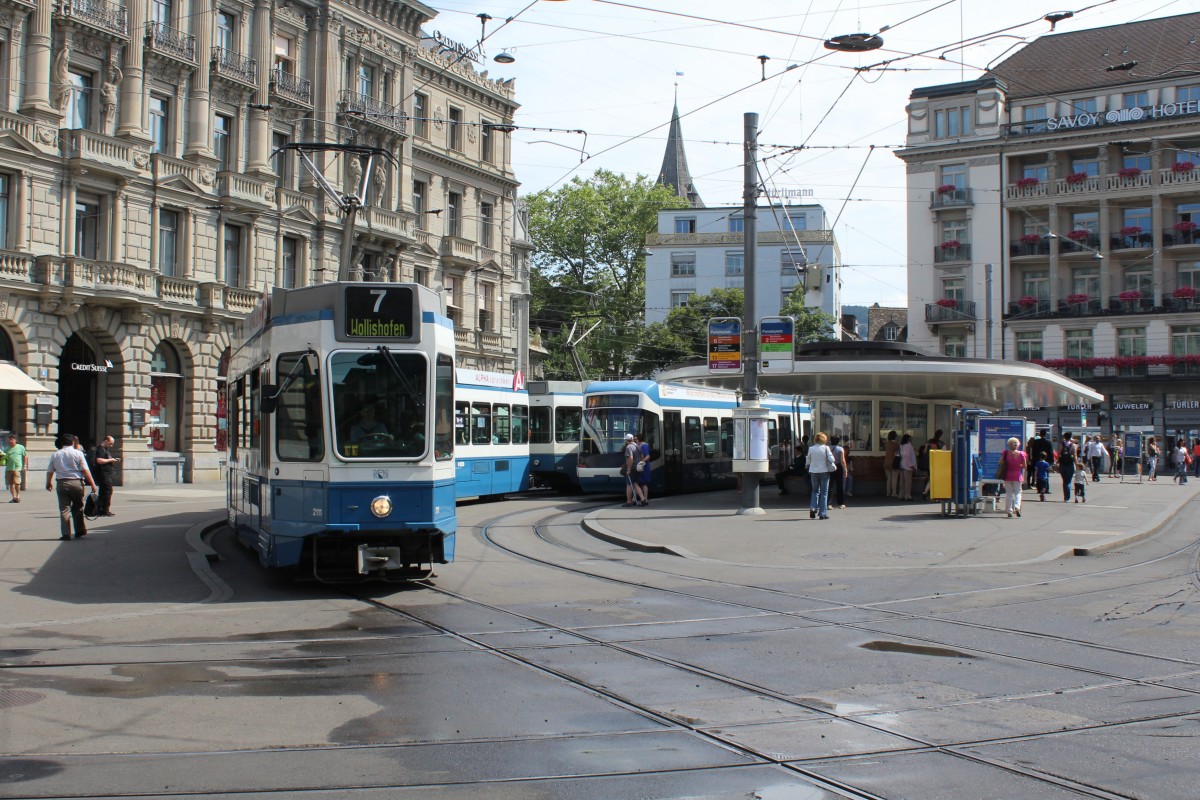 Zürich VBZ Tram 7 (SWP/SIG/ABB Be 4/8 2111 + SWS/SWP/ABB Be 2/4 2424) Paradeplatz am 13. Juli 2015.