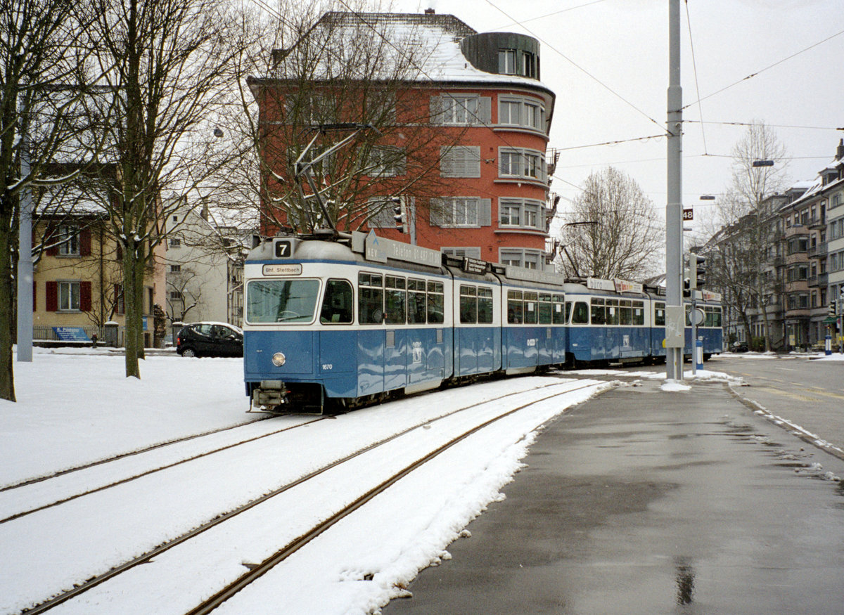 Zürich VBZ Tram 7 (SWS/BBC/SAAS-Be 4/6 1670 + 1663) Unterstrass, Schaffhauserstrasse / Irchelstrasse / Milchbuck am 6. März 2005. - Scan eines Farbnegativs. Film: Kodak Gold 200. Kamera: Leica C2.