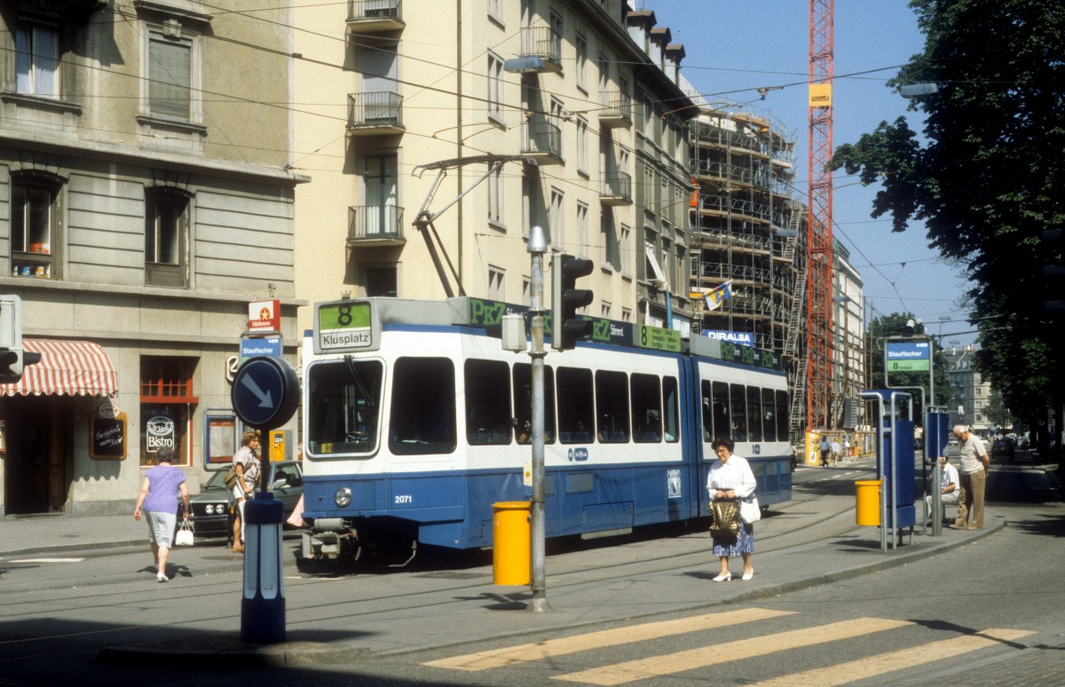 Zrich VBZ Tram 8 (Be 4/6 2071) Stauffacherstrasse / Hst. Stauffacher am 20. Juli 1990.
