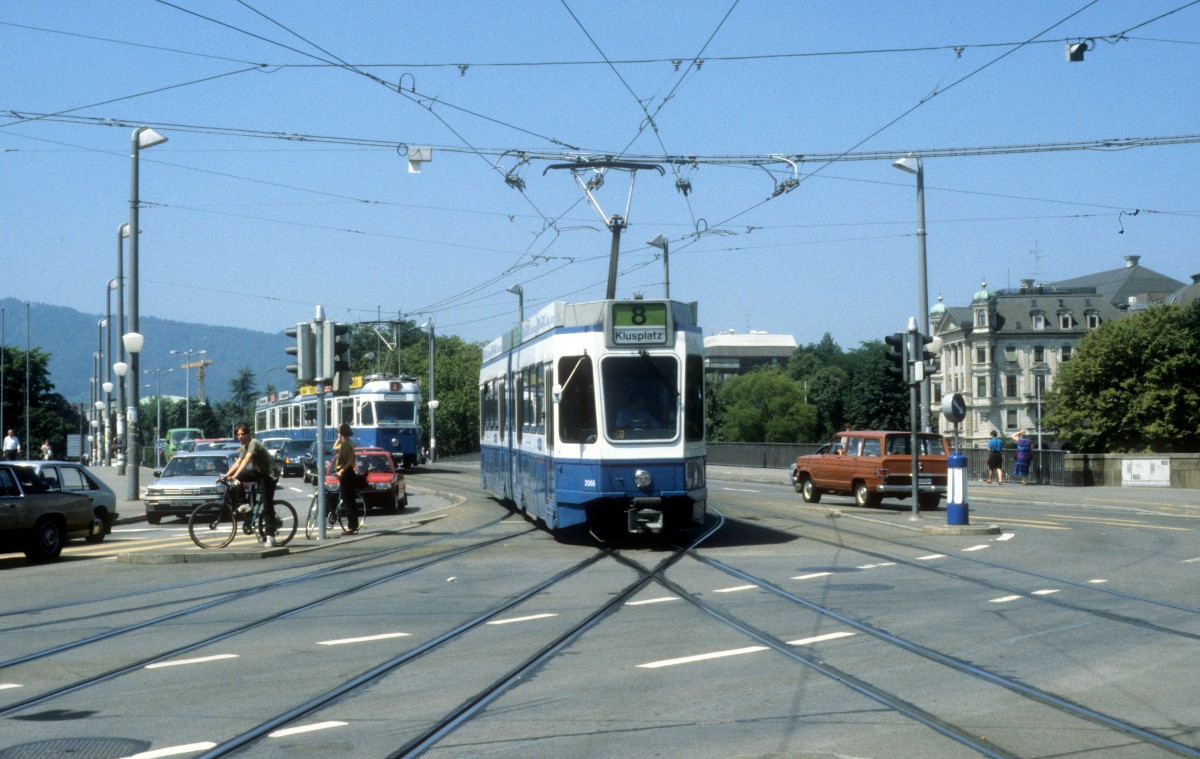 Zrich VBZ Tram 8 (Be 4/6 2068) Quaibrcke / Bellevue am 20. Juli 1990.