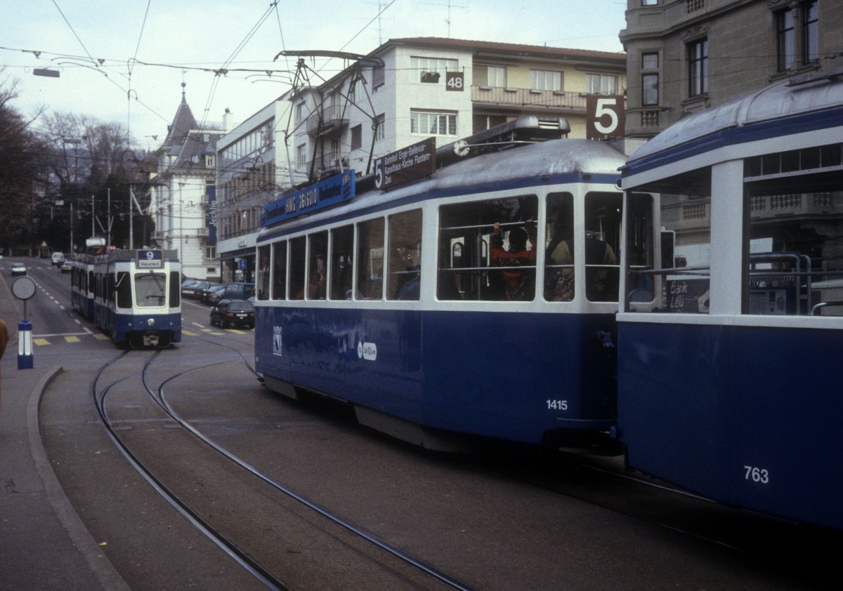 Zrich VBZ Tram 9 (Be 4/6) / Tram 5 (Be 4/4 1415 + B 763) Heimplatz am 18. Februar 1994.