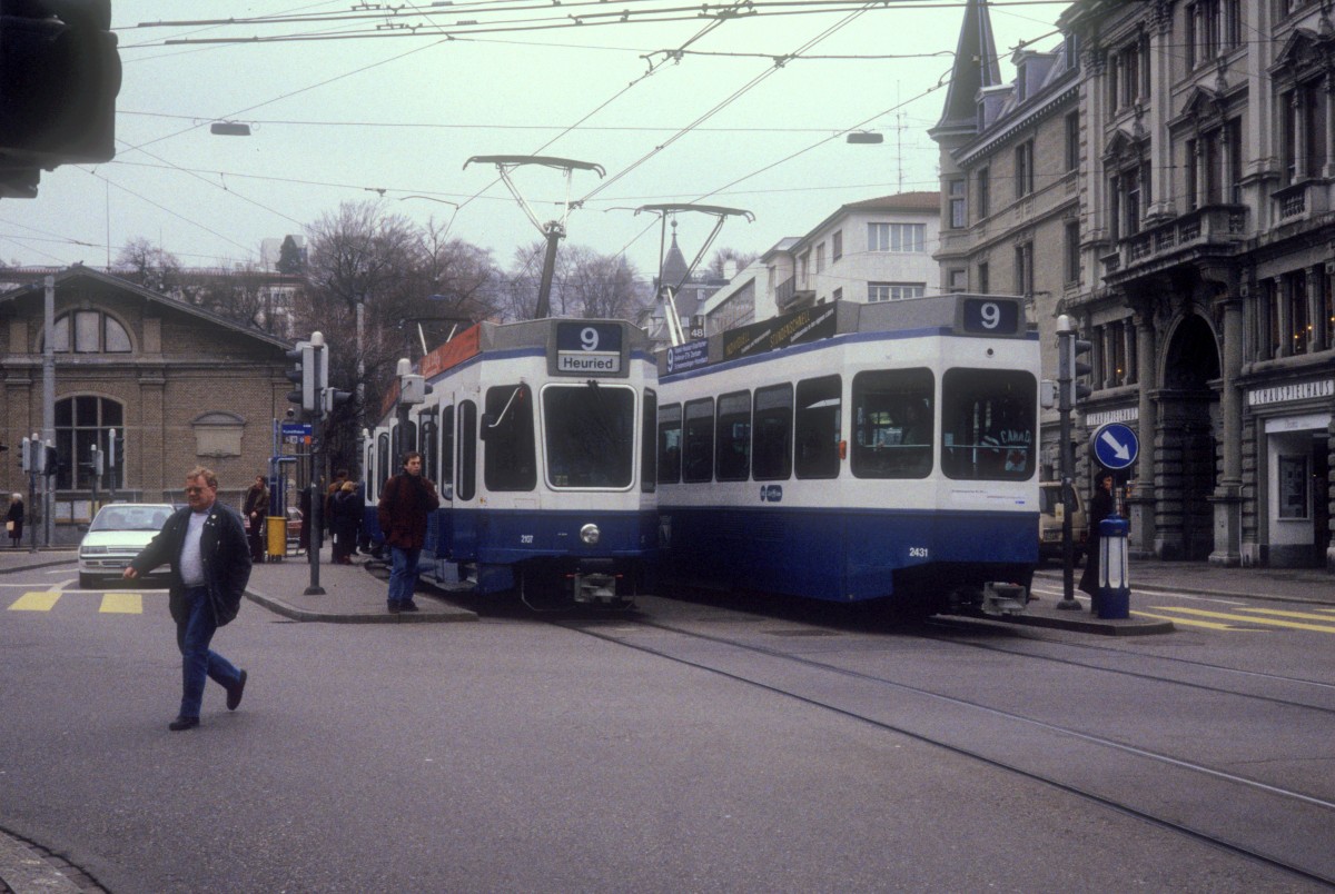 Zrich VBZ Tram 9 (Be 4/6 2107 / Be 2/4 2431) Heimplatz im Februar 1994.