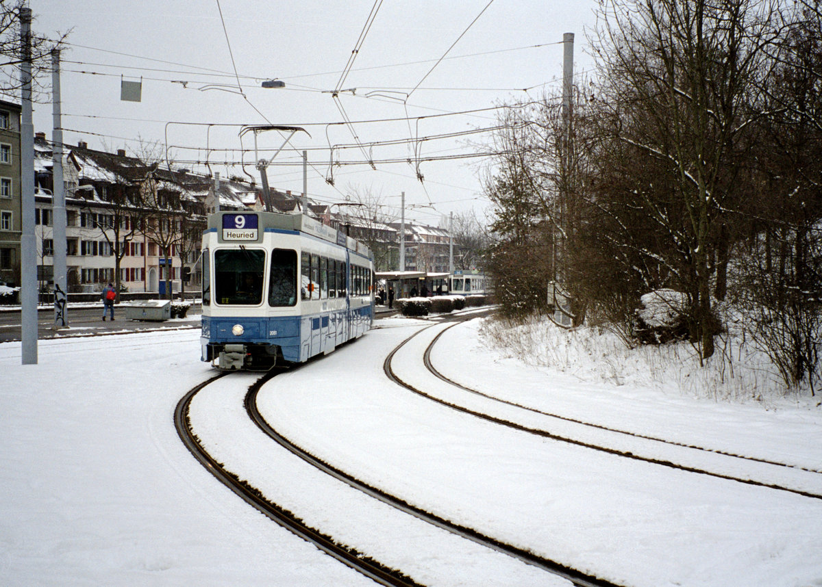 Zürich VBZ Tram 9 (SWP/SIG/BBC-Be 4/6 2081) Unterstrass, Milchbuck am 6. März 2005. - Scan eines Farbnegativs. Film: Kodak Gold 200. Kamera: Leica C2.
