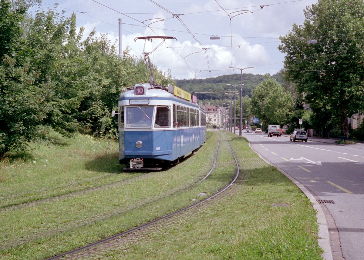Zürich VBZ Tramlinie 10 (SWS/MFO-Be 4/6 1426, Bj. 1960) Unterstrass, Irchelstrasse / Schaffhauserstrasse / Milchbuck am 26. Juli 1993. - Scan eines Farbnegativs. Film: Kodak Gold 200-3. Kamera: Minolta XG-1.