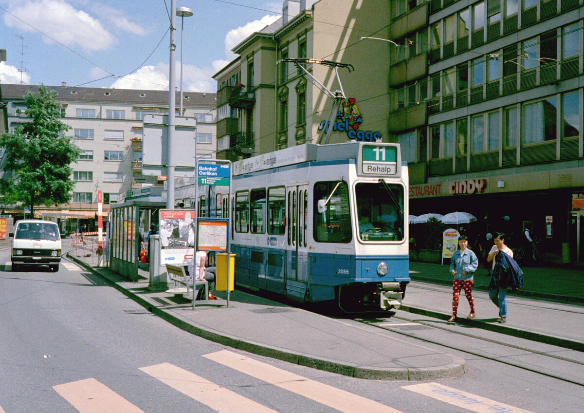 Zürich VBZ Tramlinie 11 (SWP/SIG/BBC-Be 4/6 2055, Bj. 1986) Oerlikon, Hofwiesenstrasse / Bahnhof Zürich-Oerlikon (Hst. Bahnhof Oerlikon) am 26. Juli 1993. - Scan eines Farbnegativs. Film: Kodak Gold 200-3. Kamera: Minolta XG-1.