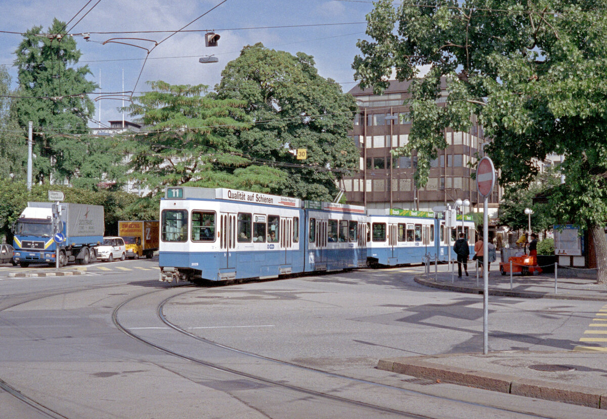 Zürich VBZ Tramlinie 11 (SWS/BBC-Be 4/6 2029, Bj. 1977) Bürkliplatz / Bahnhofstrasse am 26. Juli 1993. - Scan eines Farbnegativs. Film: Kodak Gold 200-3. Kamera: Minolta XG-1.