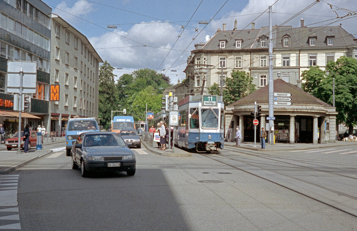 Zürich VBZ Tramlinie 11 (SWS/BBC-Be 4/6 2029, Bj. 1977) Kreuzplatz am 26. Juli 1993. - Scan eines Farbnegativs. Film: Kodak Gold 200-3. Kamera: Minolta XG-1.