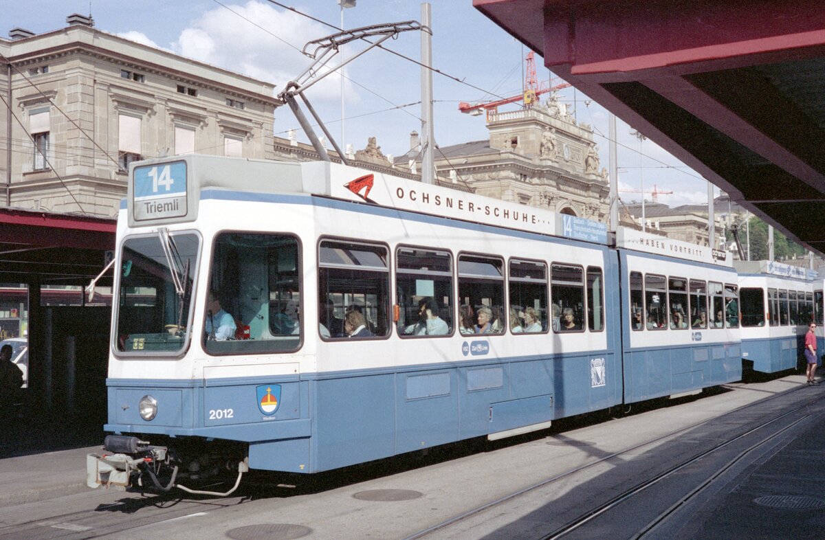 Zürich VBZ Tramlinie 14 (SWS/BBC-Be 4/6 2012 + SWS/BBC-Be 4/6 2311, Baujahre 1976 bzw. 1978) Bahnhofplatz am 26. Juli 1993. - Scan eines Farbnegativs. Film: Kodak Gold 200-3. Kamera: Minolta XG-1.