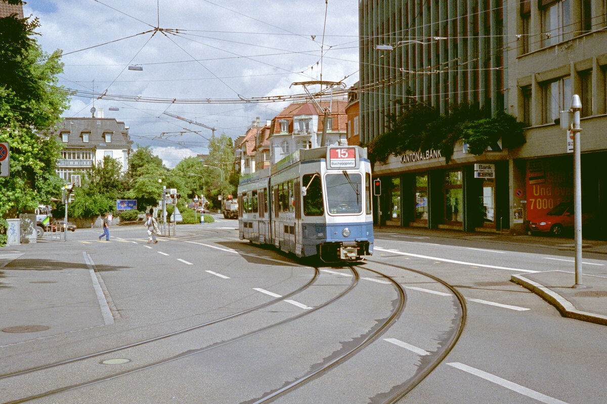 Zürich VBZ Tramlinie 15 (SWP/SIG/BBC-Be 4/6 2071, Bj. 1986) Witikonerstrasse / Klusplatz am 26. Juli 1993. - Scan eines Farbnegativs. Film: Kodak Gold 200-3. Kamera: Minolta XG-1.