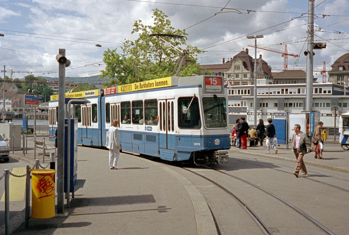 Zürich VBZ Tramlinie 15 (SWP/SIG/BBC-Be 4/6 2075, Bj. 1986) Limmatquai / Central am 26. Juli 1993. - Scan eines Farbnegativs. Film: Kodak Gold 200-3. Kamera: Minolta XG-1.
