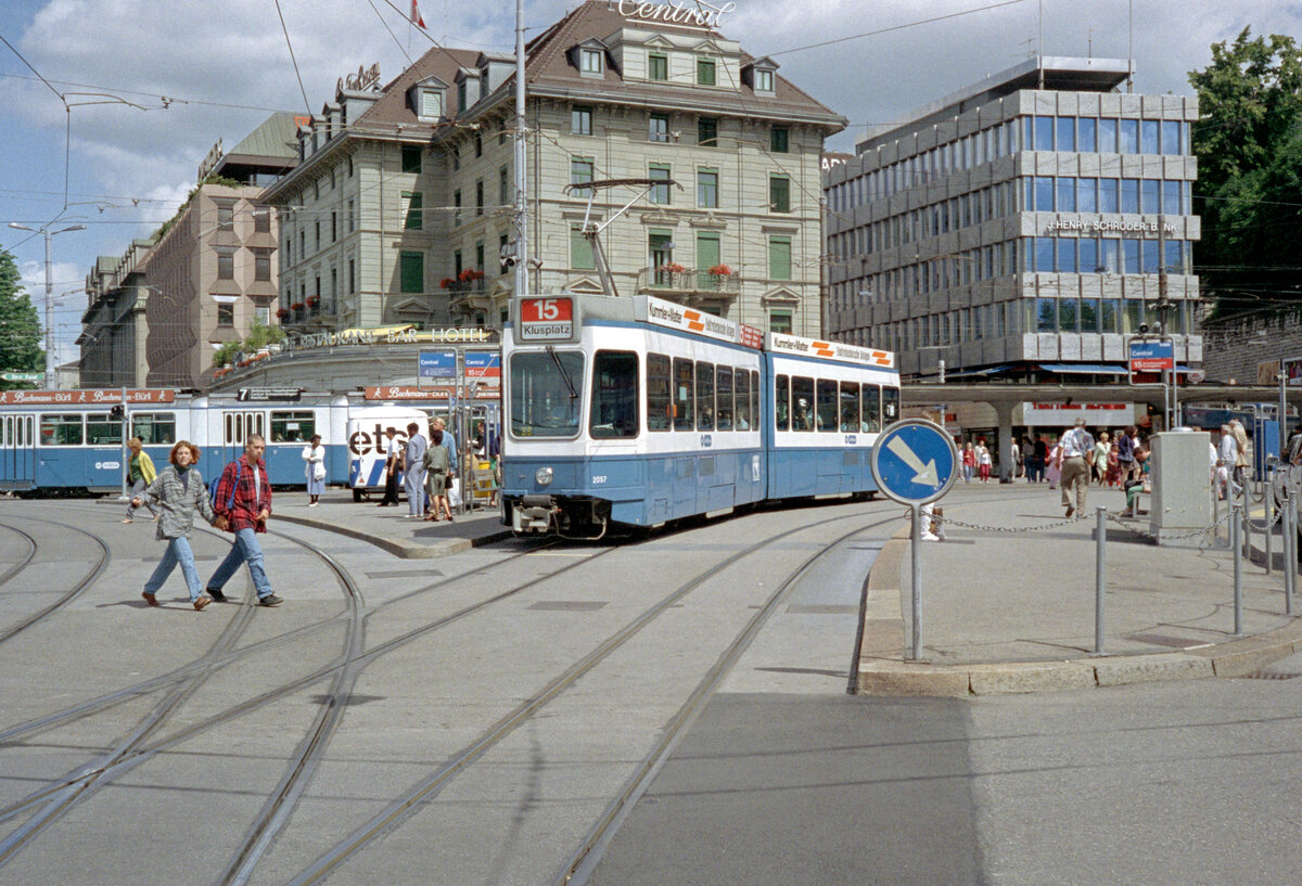 Zürich VBZ Tramlinie 15 (SWP/SIG/BBC-Be 4/6 2057, Bj. 1986) Central am 26. Juli 1993. - Scan eines Farbnegativs. Film: Kodak Gold 200-3. Kamera: Minolta XG-1.