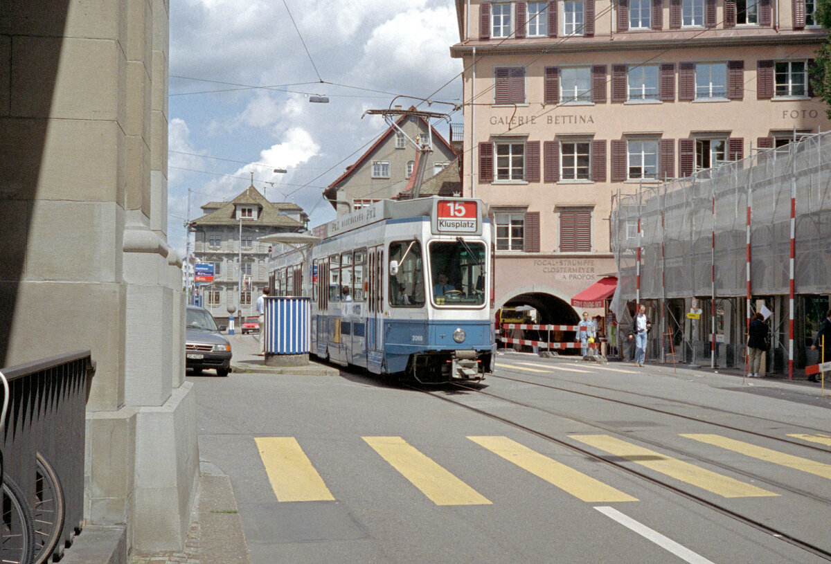 Zürich VBZ Tramlinie 15 (SWP/SIG/BBC-Be 4/6 2069, Bj. 1986) Limmatquai am 26. Juli 1993. - Scan eines Farbnegativs. Film: Kodak Gold 200-3. Kamera: Minolta XG-1.