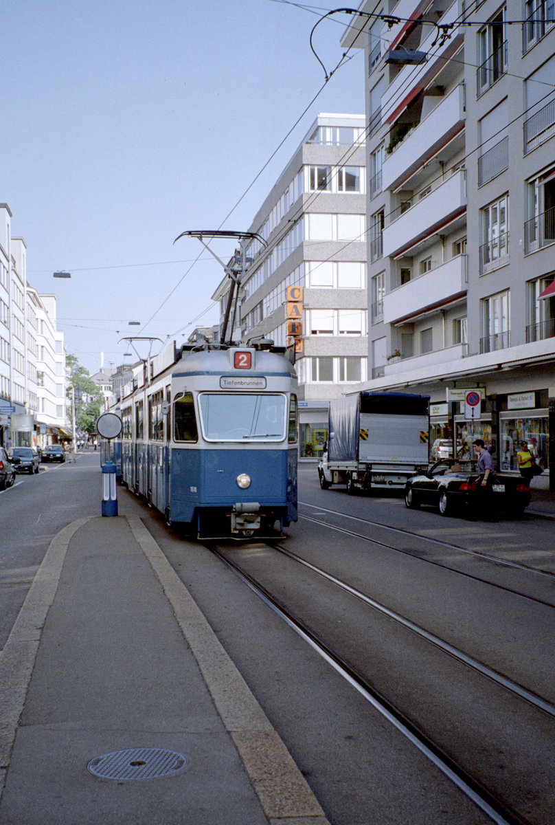 Zürich VBZ Tramlinie 2 (SIG/MFO/SAAS Be 4/6 1616) Seefeldstrasse am 27. Juli 2006. - Scan eines Farbnegativs. Film: Kodak FB 200-6. Kamera: Leica C2.