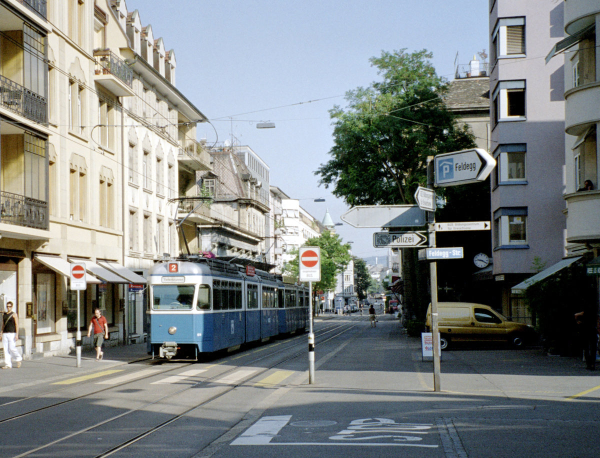 Zürich VBZ Tramlinie 2 (SIG/MFO/SAAS Be 4/6 1614) Seefeldstrasse / Feldeggstrasse (Hst. Feldeggstrasse) am 27. Juli 2006. - Scan eines Farbnegativs. Film: Kodak FB 200-6. Kamera: Leica C2.