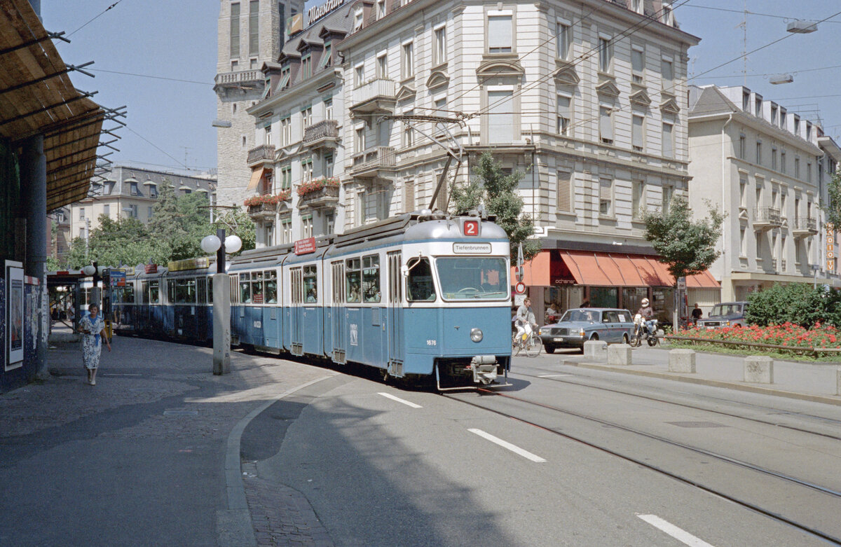 Zürich VBZ Tramlinie 2 (SWS/BBC/SAAS-Be 4/6 1676, Bj. 1968) Stauffacher / Badenerstrasse / Bäckerstrasse am 20. Juli 1990. - Scan eines Farbnegativs. Film: Kodak Gold 200-2 5096. Kamera: Minolta XG-1.