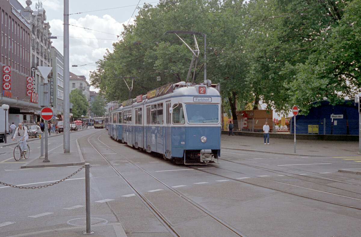 Zürich VBZ Tramlinie 2 (SWS/BBC/SAAS-Be 4/6 1619, Bj. 1966) Theaterstrasse / Bellevueplatz am 26. Juli 1993. - Scan eines Farbnegativs. Film: Kodak Gold 200-3. Kamera: Minolta XG-1.